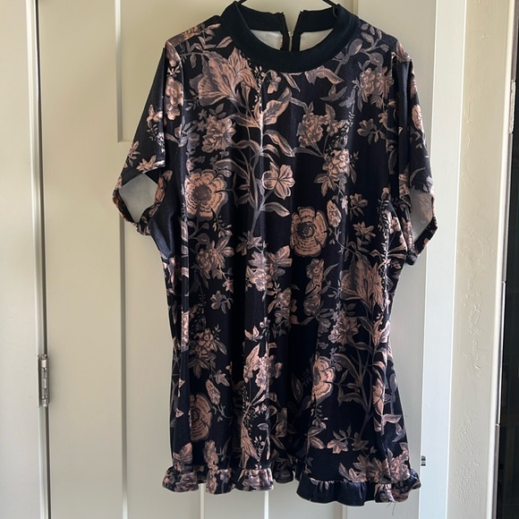 Velvet flower dress - Picture 2 of 6